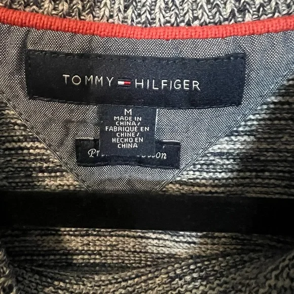 A Tommy Hilfiger crew neck sweater in gray and a size medium - Picture 3 of 7